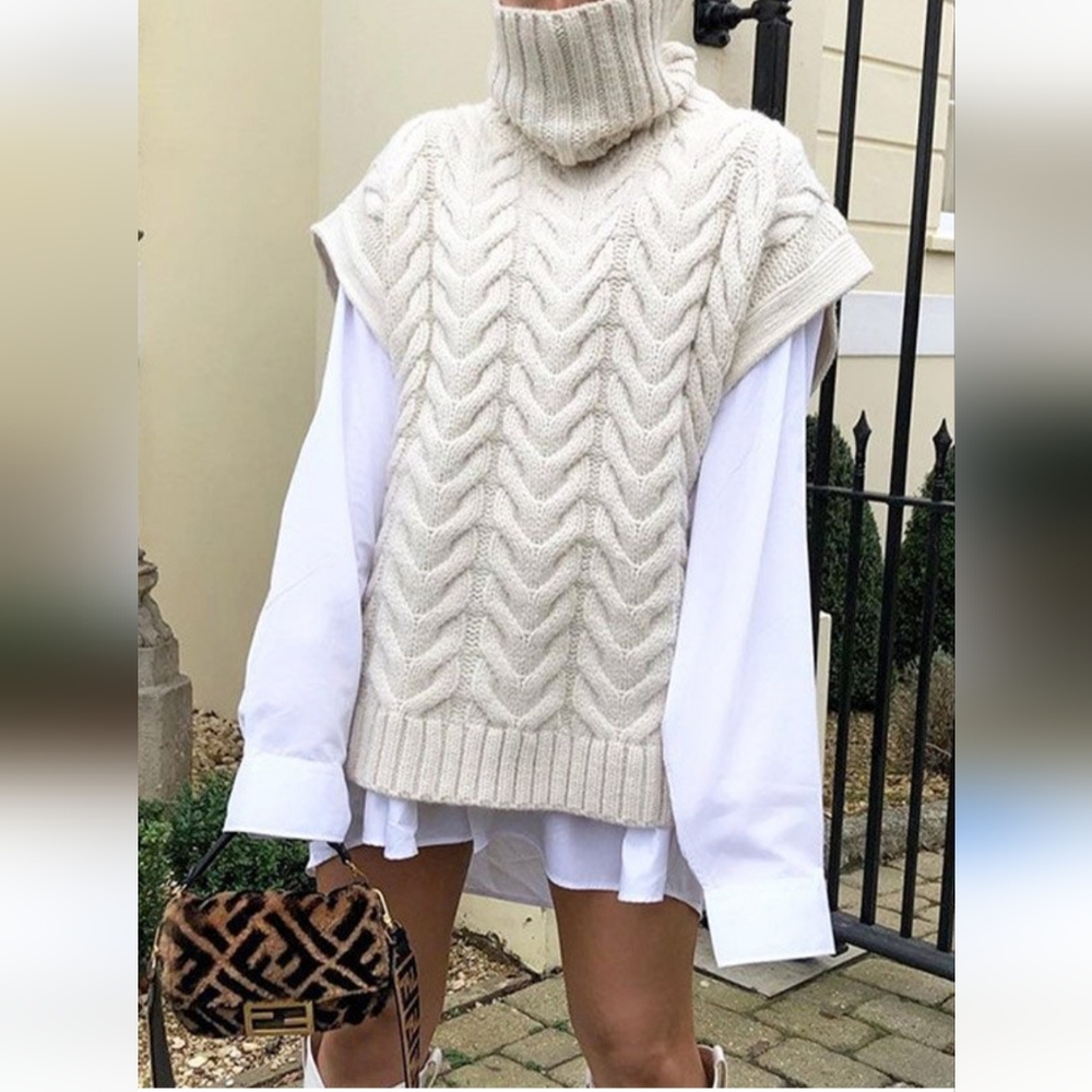 Zara Women’s cream oversized turtleneck sweater, size S